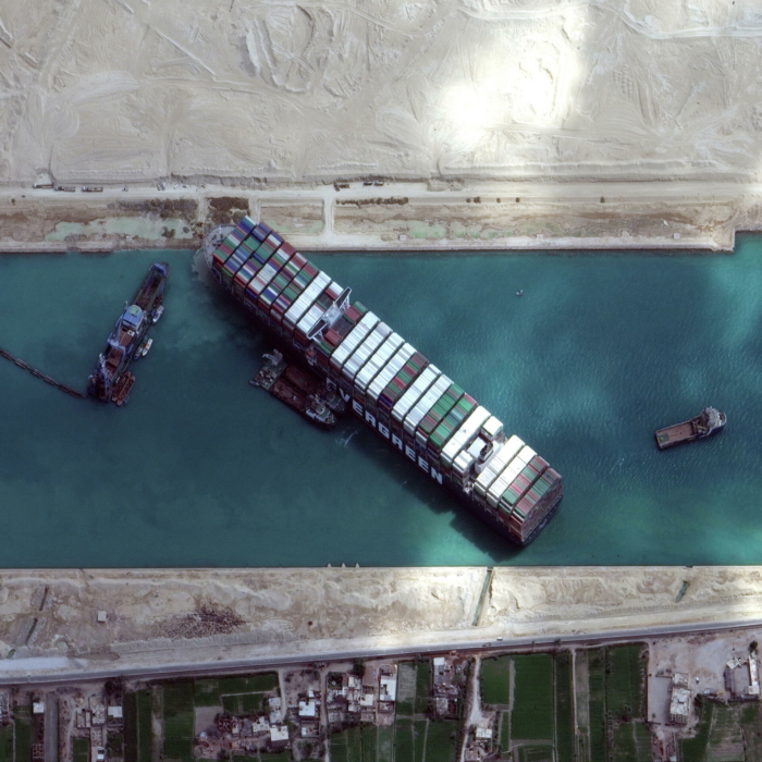 Photos du navire Ever Given coincé dans le canal de Suez
