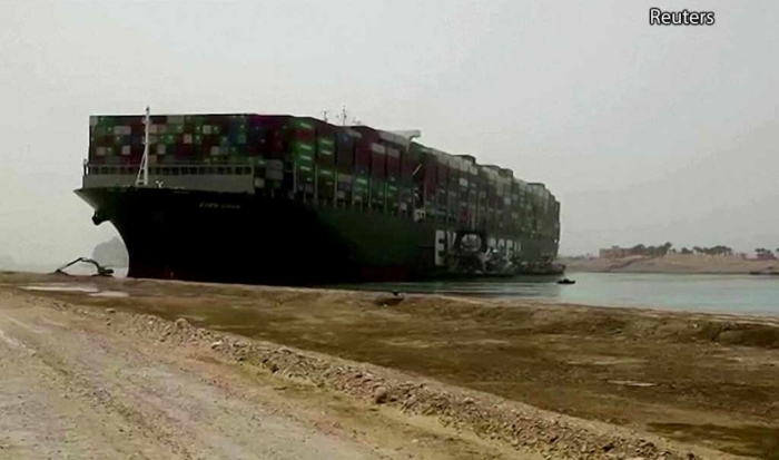 Zdjęcia statku Ever Green utkniętego w Kanale Sueskim