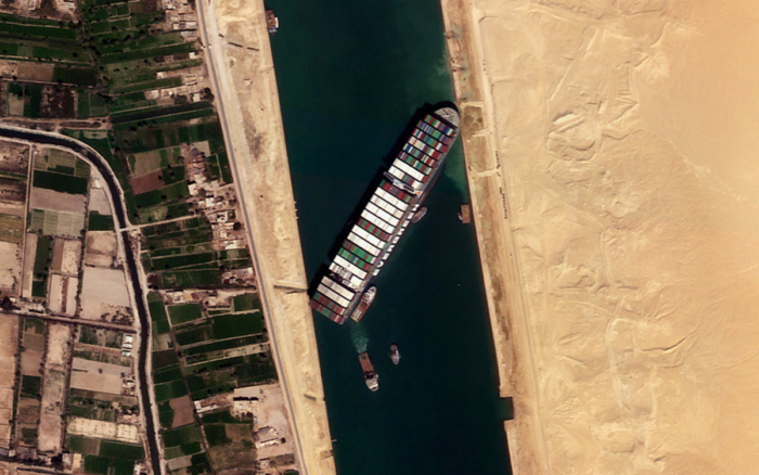 Photos du navire Ever Given coincé dans le canal de Suez
