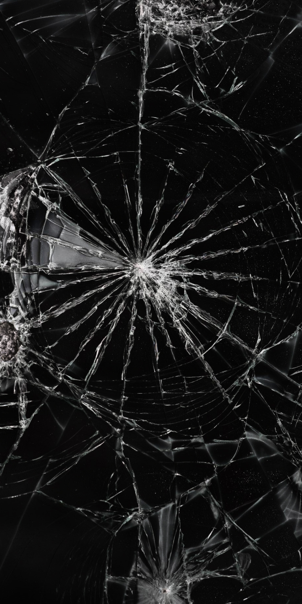 Показать разбитый. Разбитый экран. Разбитое стекло. Разбитый монитор. Разбитое стекло на телефоне.